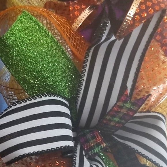 Halloween Wreath - Welcoming Witch - Picture 5 of 5